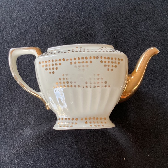 Vintage Hall 6 Cup Ivory Gold Teapot - Picture 5 of 16